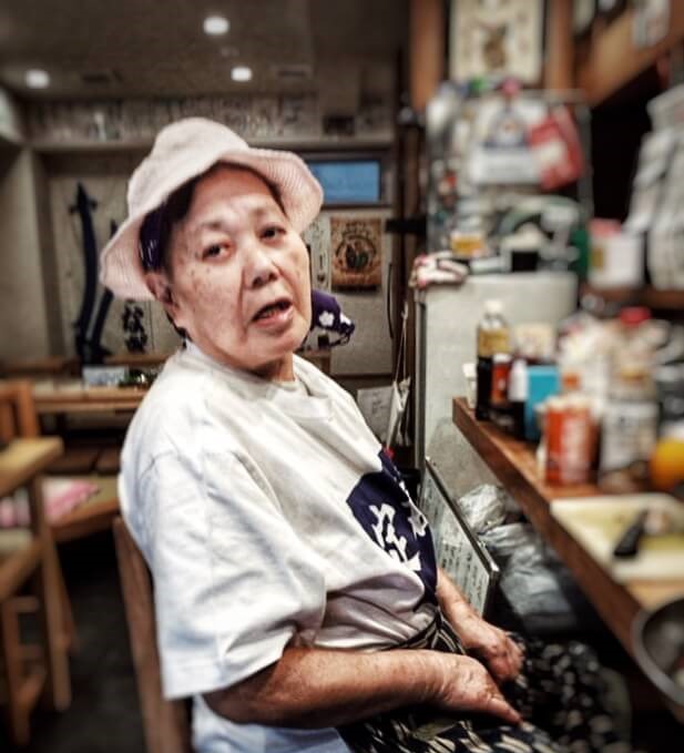 店内で微笑む女将